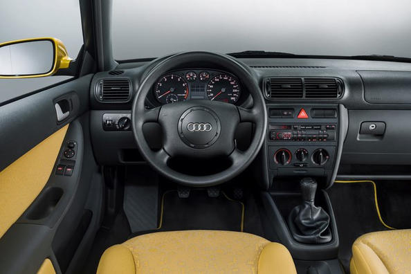 Audi A3 paneļa uzlikas oglekļa šķiedras stilā