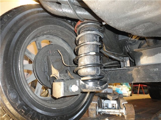 Gaisa spilveni Mercedes Vito aizmugures atsperēm