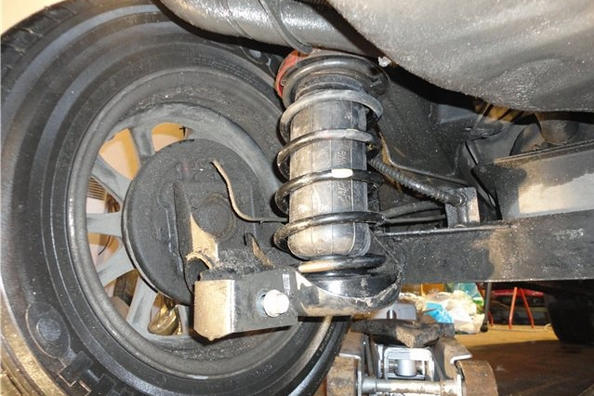 Gaisa spilveni Mercedes Vito aizmugures atsperēm
