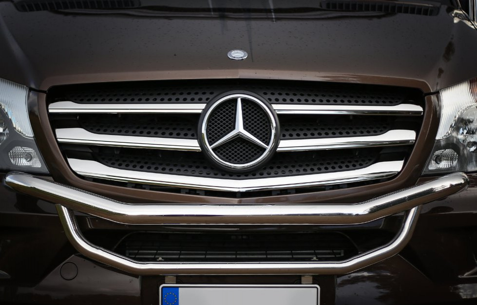 Hromēta uzlika automobiļa radiatora restei