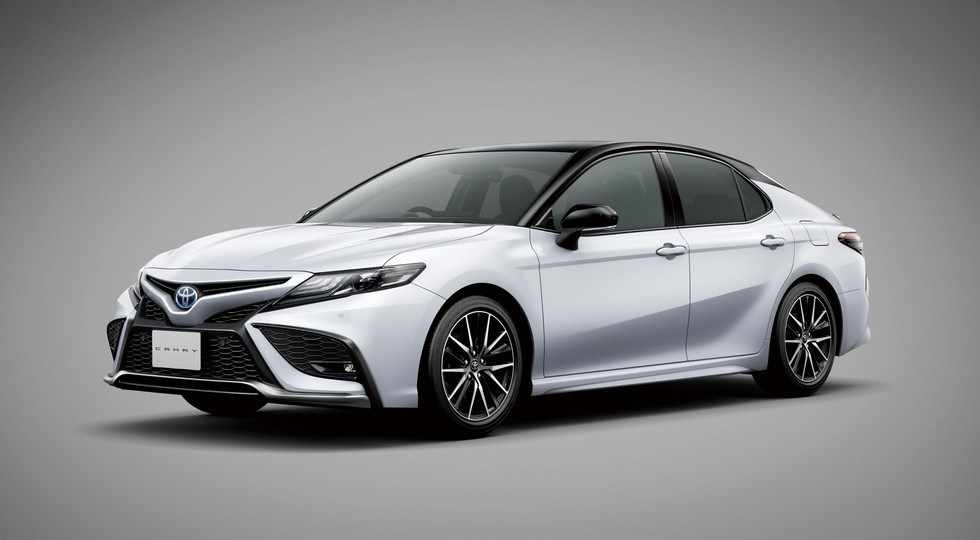 Atjauninātais Toyota Camry debitē Japānā