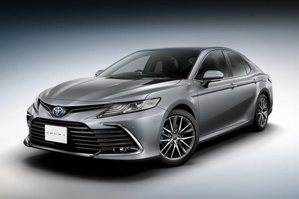 Atjauninātais Toyota Camry debitē Japānā