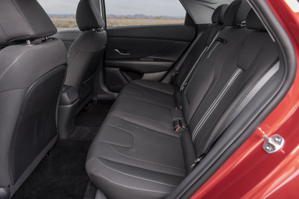 Hyundai Elantra septītās paaudzes apskats