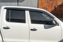 Volkswagen Amarok 2010–2022 Logu vēja deflektori ar hromētu līsti (4 gab., Niken) foto 1