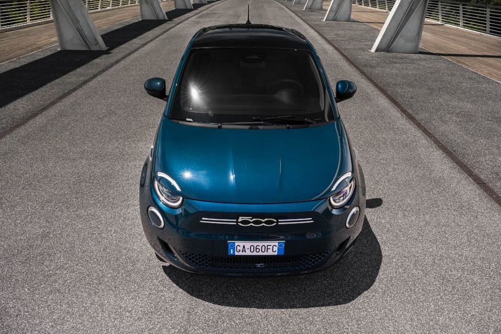 Elektriskā subkompaktā hečbeka Fiat 500e apskats