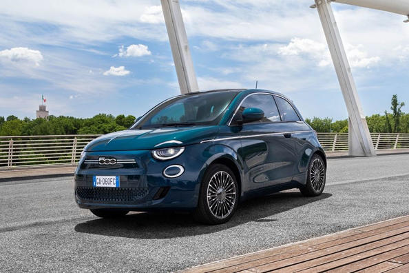 Elektriskā subkompaktā hečbeka Fiat 500e apskats