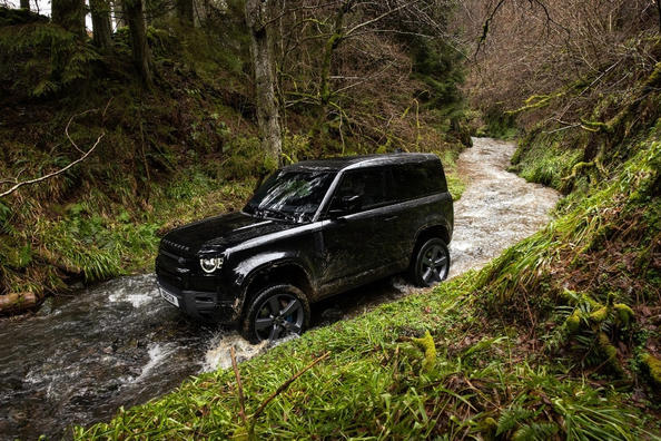 Land Rover Defender apvidnieks ieguvis 520 ZS motoru Foto 3