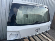 Toyota Land Cruiser 200 2007–2021 Bagāžnieka vāka augšējā daļa 2016+ balta (lietota, oriģināls) foto 3