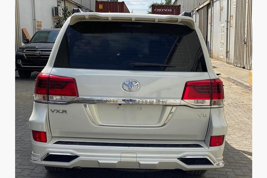 Toyota Land Cruiser 200 2007–2021 Aizmugurējais bamperis komplektā 2016+ (EWAN) Foto 3