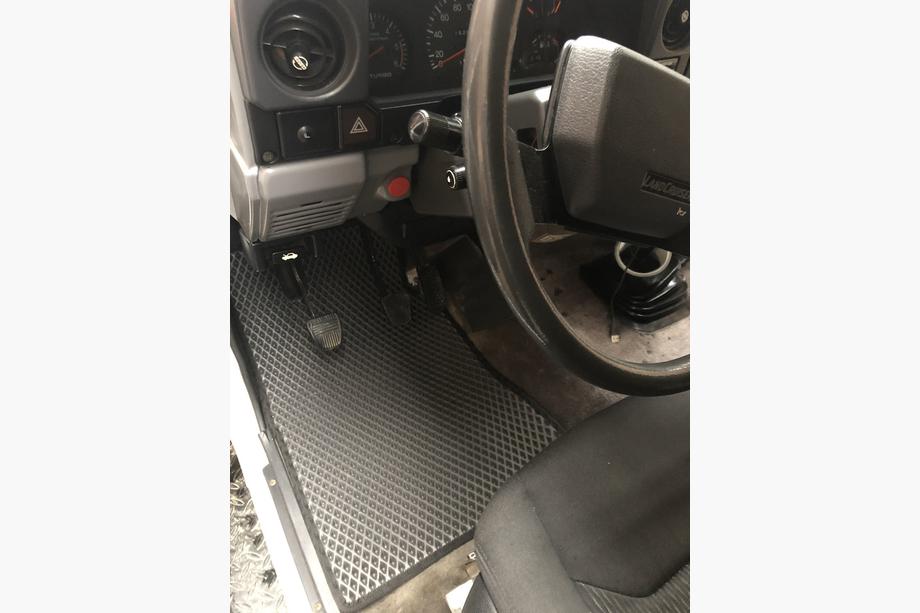Toyota Land Cruiser 70 1984– EVA auto paklājiņi (melni) Priekšējie (2 gab.) Foto 2