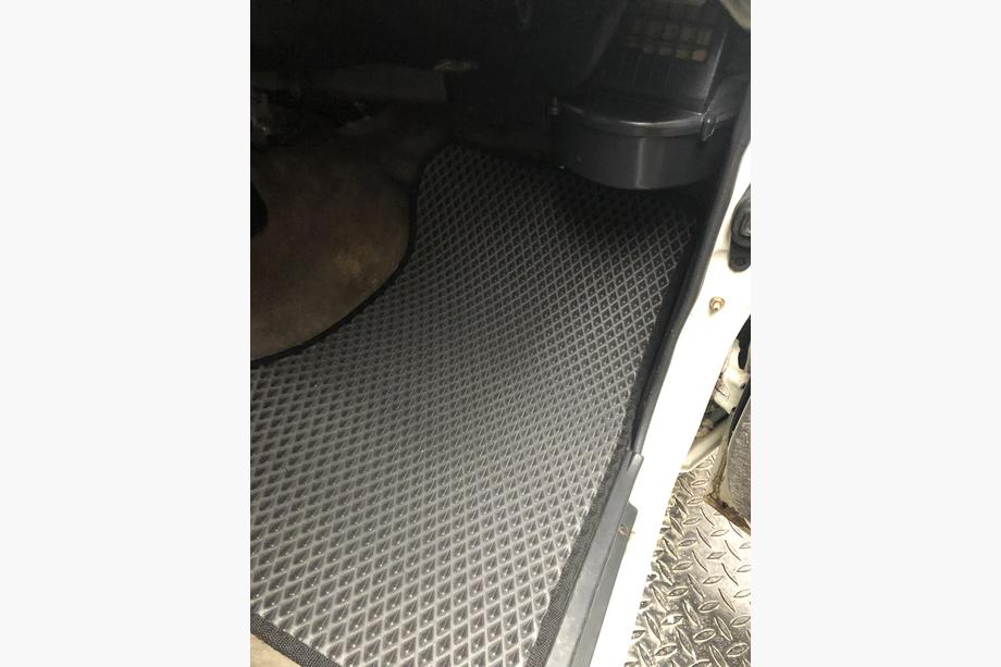 Toyota Land Cruiser 70 1984– EVA auto paklājiņi (melni) Priekšējie (2 gab.) Foto 5
