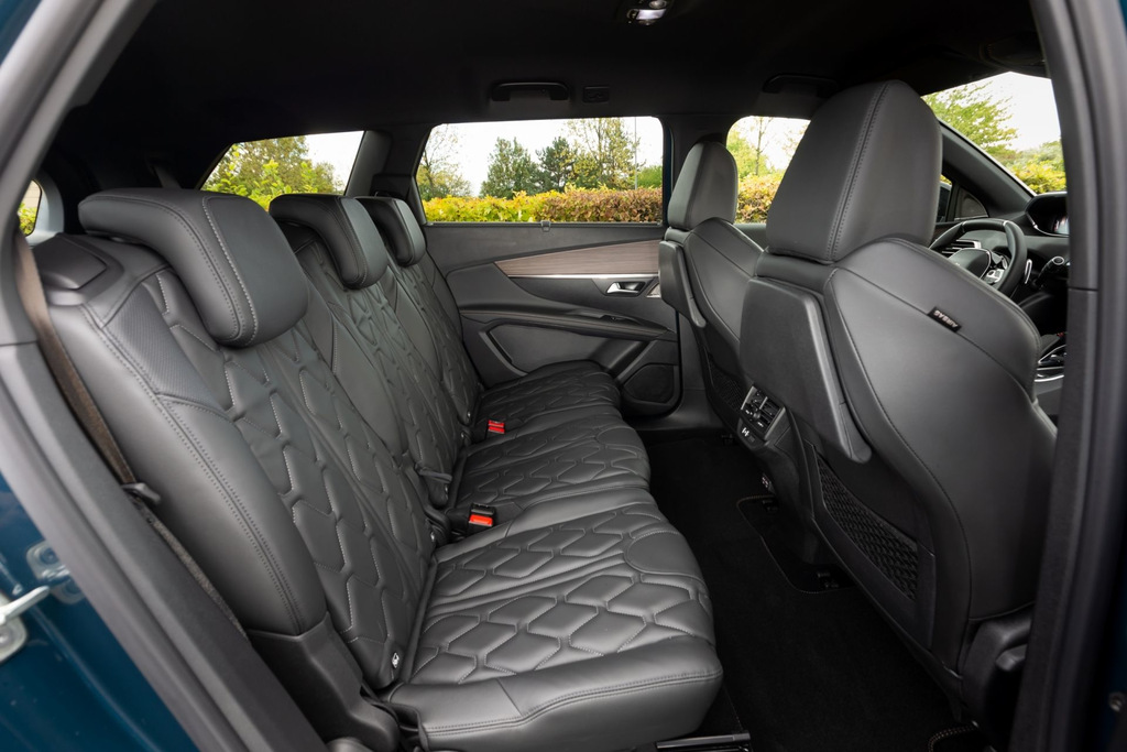 Apskats: atjauninātais 2. paaudzes Peugeot 5008 krosovers