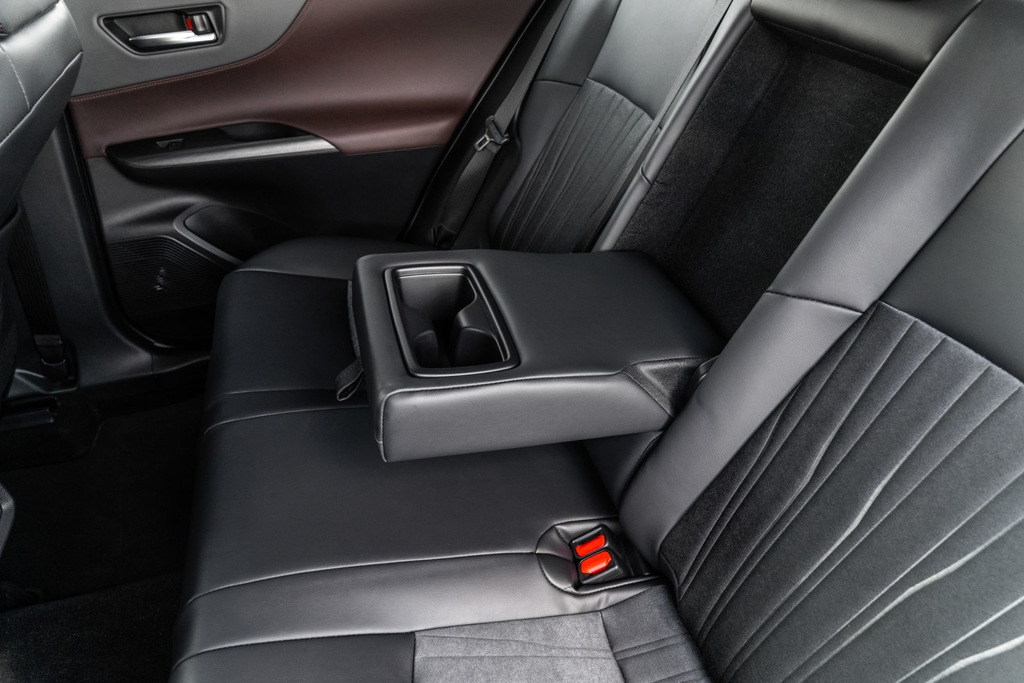 Toyota Venza hibrīdā krosovera apskats