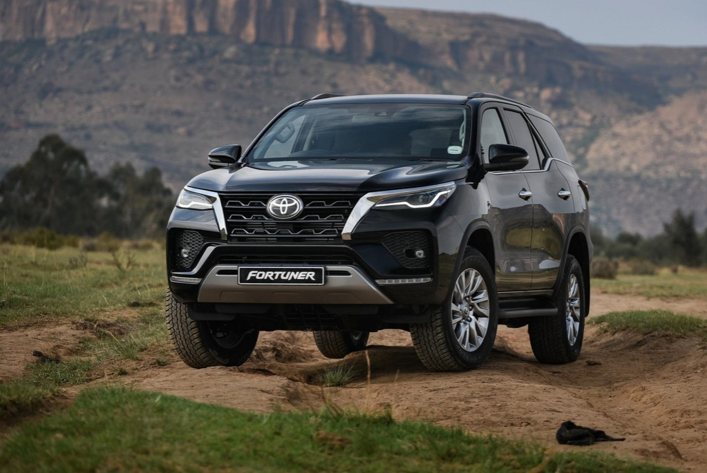 Atjauninātā Toyota Fortuner apvidus auto apskats