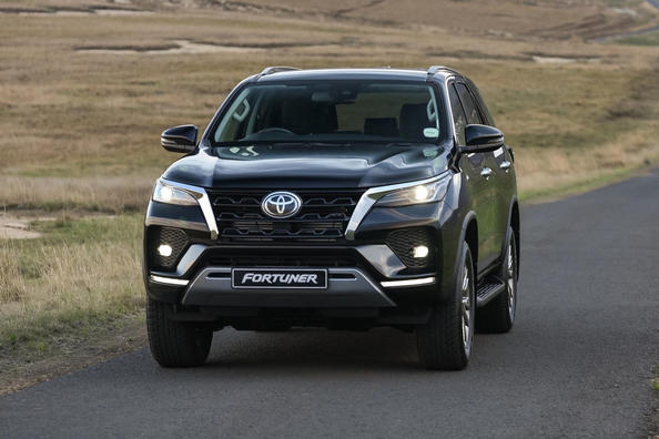 Atjauninātā Toyota Fortuner apvidus auto apskats