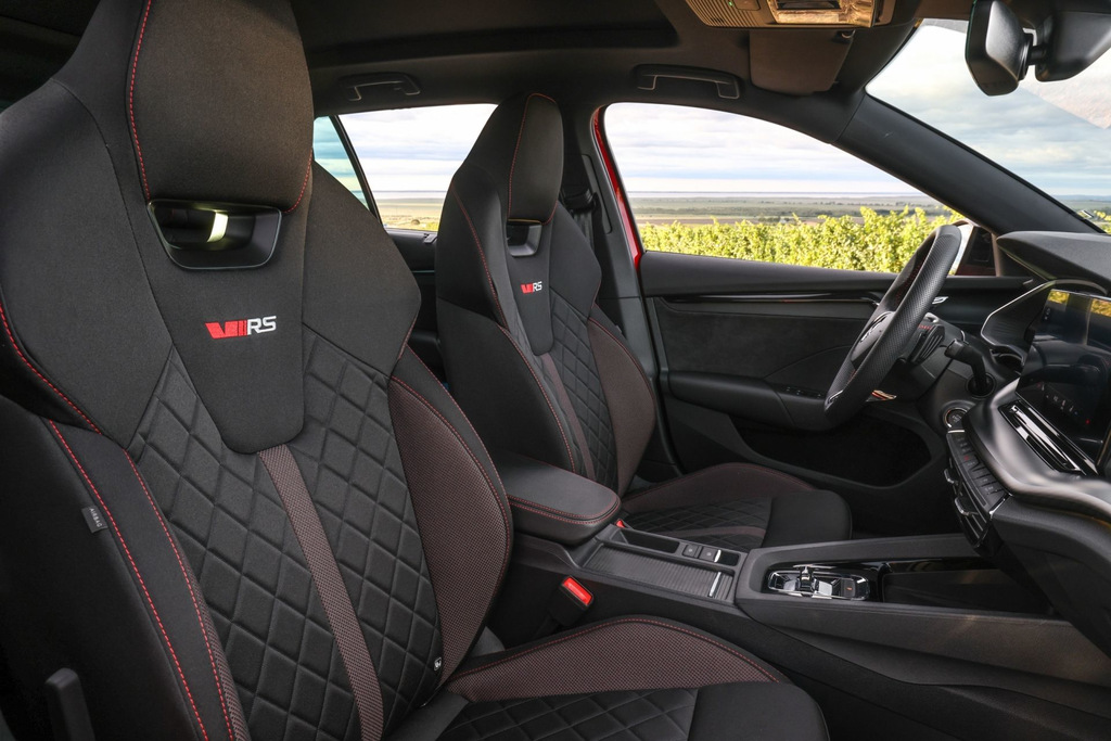 Skoda Octavia RS Combi universāļa apskats