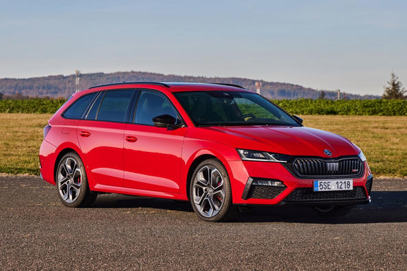 Skoda Octavia RS Combi universāļa apskats