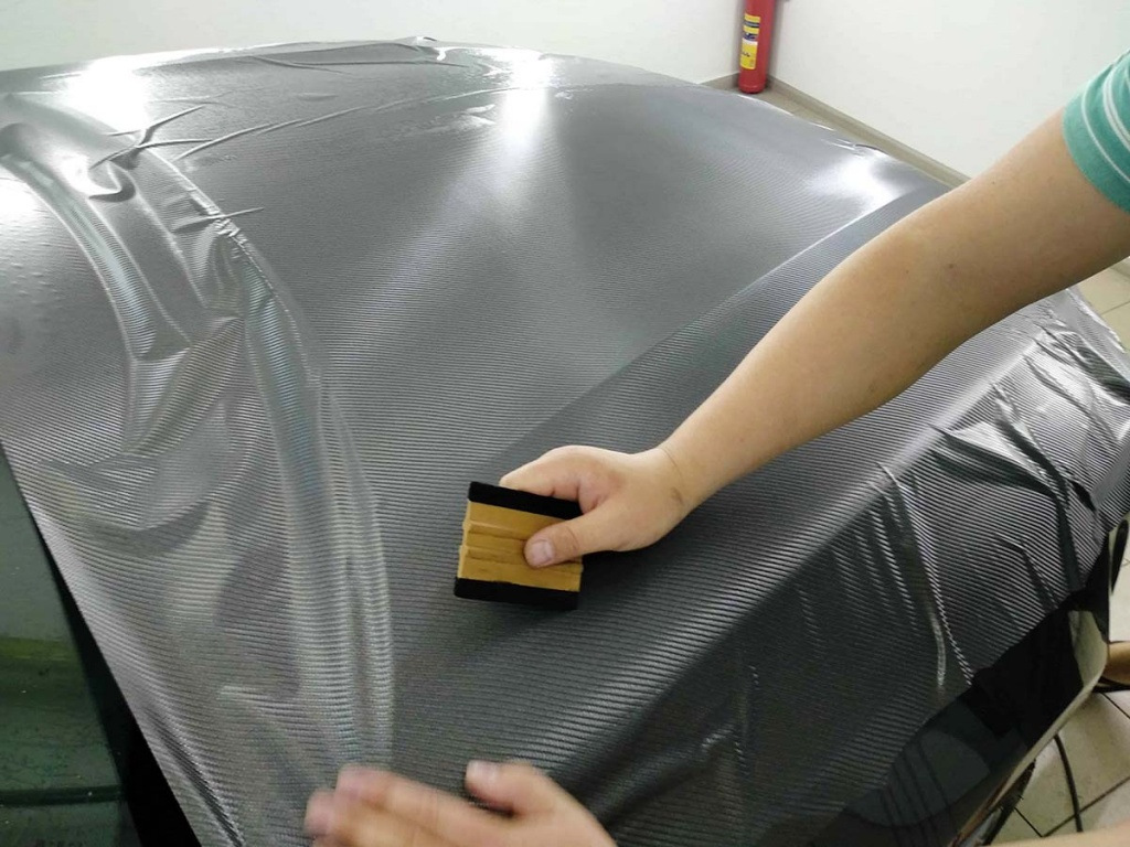 Kā pašam uzlīmēt auto karbona plēvi