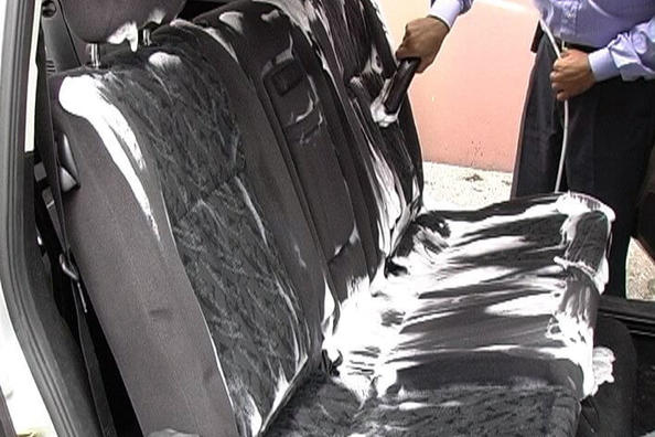 Auto salona tīrīšana pašu spēkiem