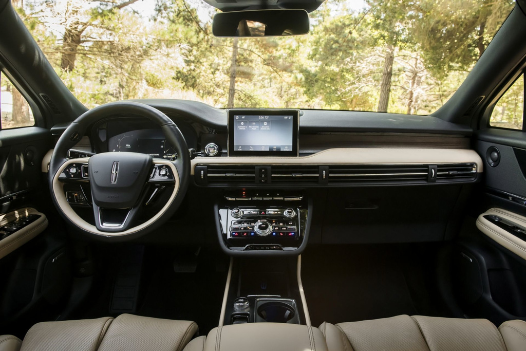 Lincoln Corsair apvidus auto apskats