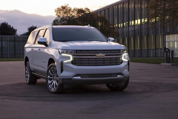Liels astoņvietīgs apvidus auto Chevrolet Suburban