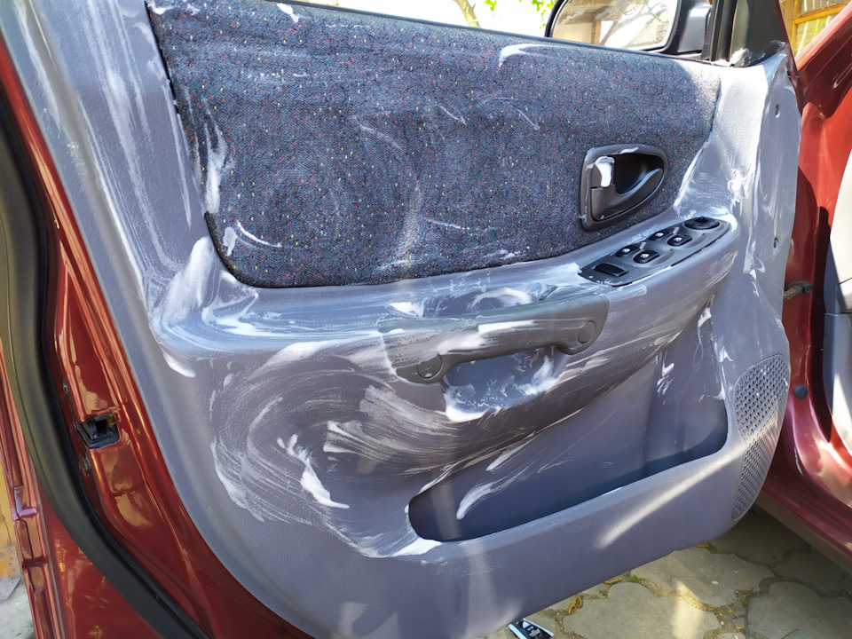 Kā ātri notīrīt plastmasu automašīnas salonā?