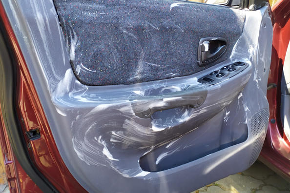 Kā ātri notīrīt plastmasu automašīnas salonā?
