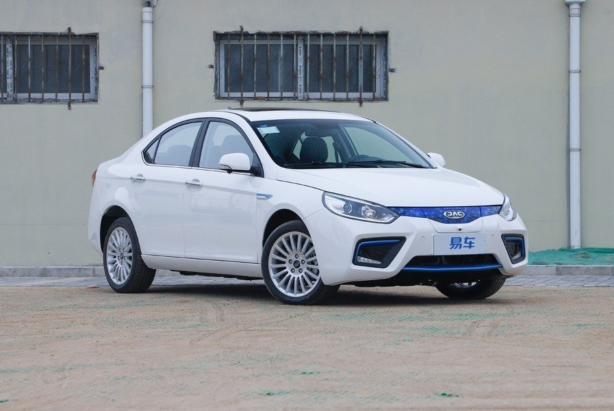 Elektriskā sedana JAC iEVA50 apskats
