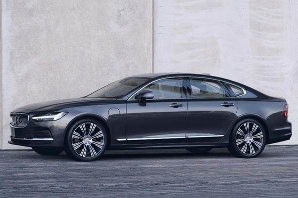 Atjauninātais Volvo S90 sedans