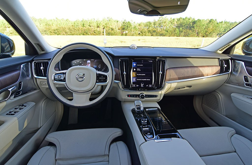 Atjauninātais Volvo S90 sedans