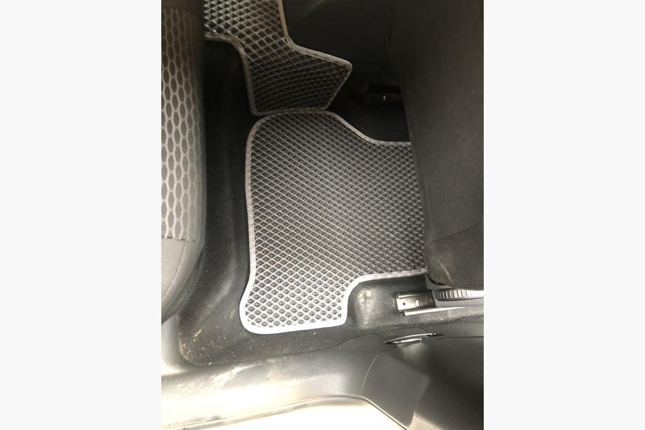 Volkswagen Golf 6 2008–2014 EVA auto paklājiņi (melni) Foto 9