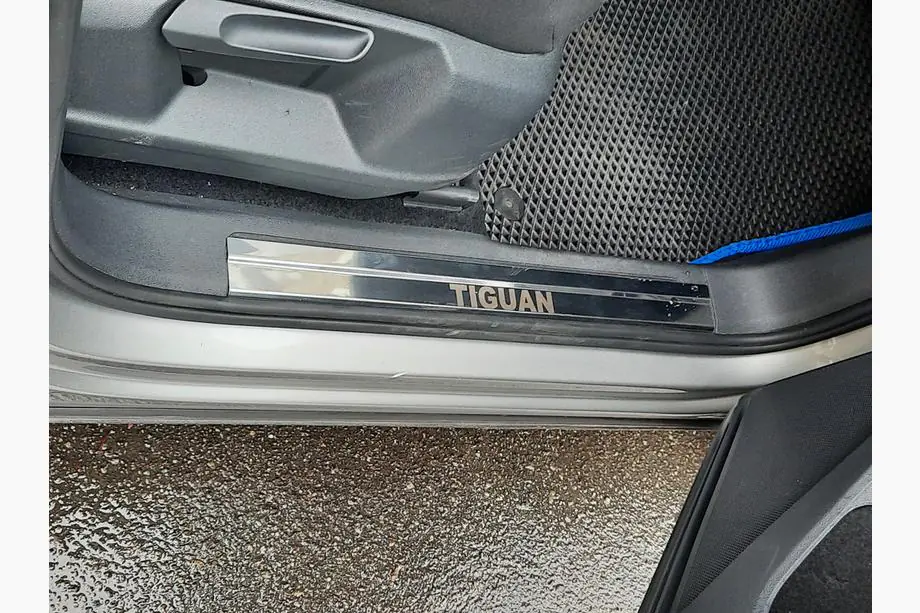 Volkswagen Tiguan 2016–2023 Carmos durvju sliekšņu uzlikas (nerūsējošais tērauds) Foto 3