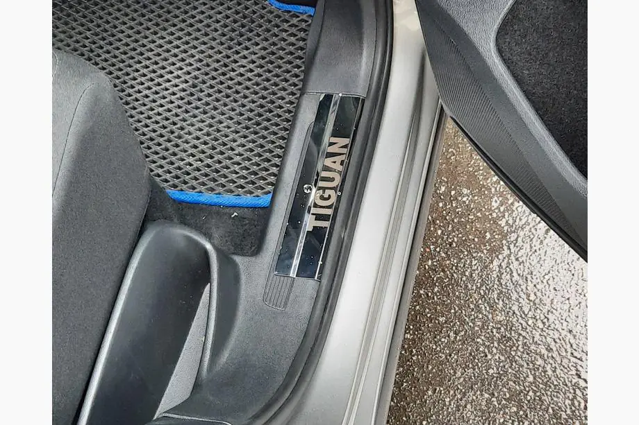 Volkswagen Tiguan 2016–2023 Carmos durvju sliekšņu uzlikas (nerūsējošais tērauds) Foto 4