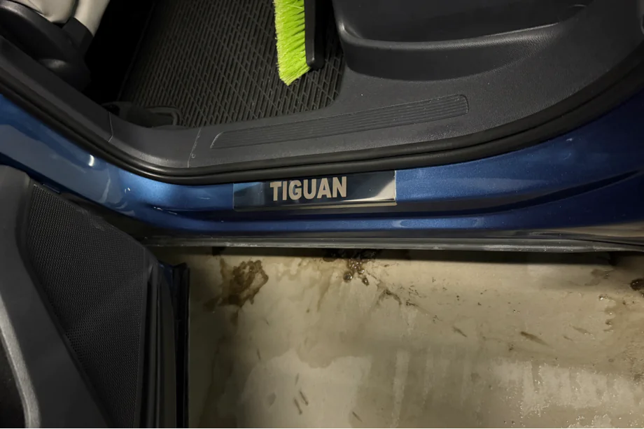 Volkswagen Tiguan 2016–2023 Carmos durvju sliekšņu uzlikas (nerūsējošais tērauds) Foto 1
