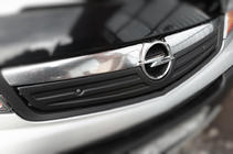 Opel Vivaro 2001–2015 Ziemas uzlika radiatora restei 2007-2015 (V2, augšējā) Matēta foto 2