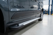 Volkswagen Caddy 2020– Sānu pakāpieni Allmond Grey (2 gab., alumīnijs) Maxi riteņu bāze foto 2