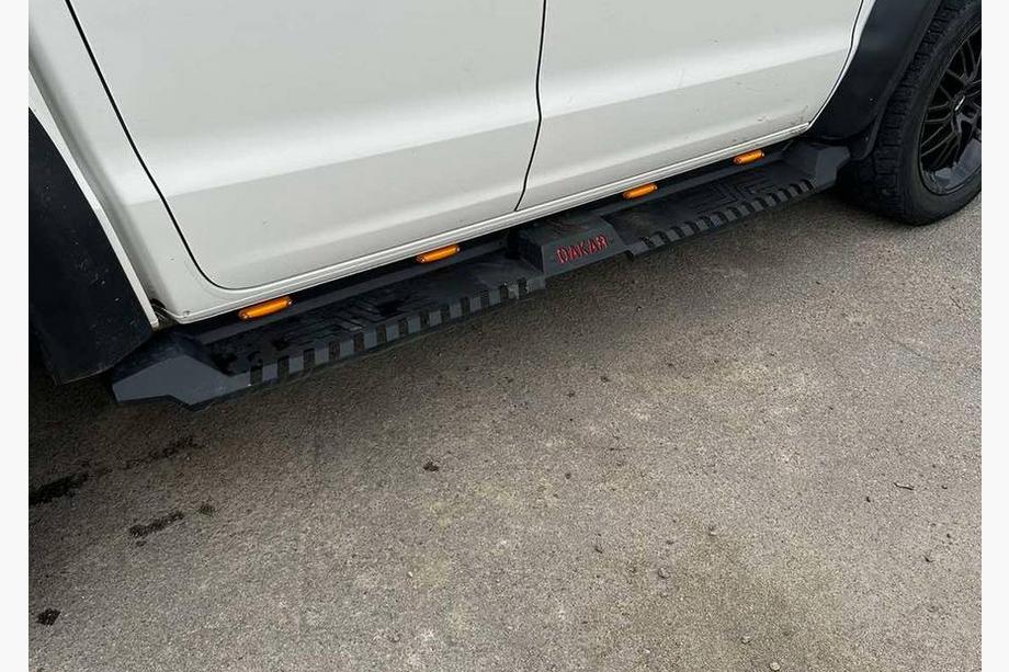 Volkswagen Amarok 2010–2022 Sānu sliekšņi Dakar V2 ar LED (2 gab., metāls) Foto 12