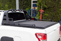 Toyota Hilux 2006–2015 Dakar rollbārs ar LED (zem ruļļveida vāka) foto 3