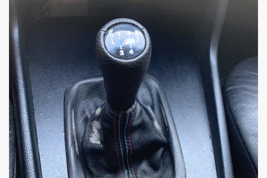 BMW 5. sērija E34 1988–1995 Pārnesumu pārslēga rokturis V2 5-pakāpju (mākslīgā āda, melns gluds) Image