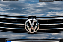 Volkswagen Jetta 2011–2018 Priekšējā emblēma 2015-2018 (3G0853601B) foto 1