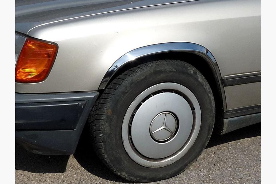 Mercedes E-klase W124 1984–1997 Riteņu arku uzlikas 1985-1989 (4 gab., nerūsējošais tērauds) Image