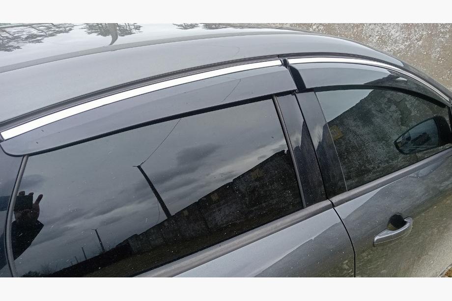 Ford Focus III 2011–2017 Logu vēja deflektori ar hromētu moldingu HB/Sedan (4 gab., Sunplex Chrome) Image