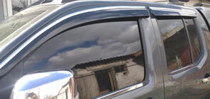 Nissan Navara 2006–2015 Logu vēja deflektori ar hromētu moldingu (4 gab., Sunplex Chrome) foto 2