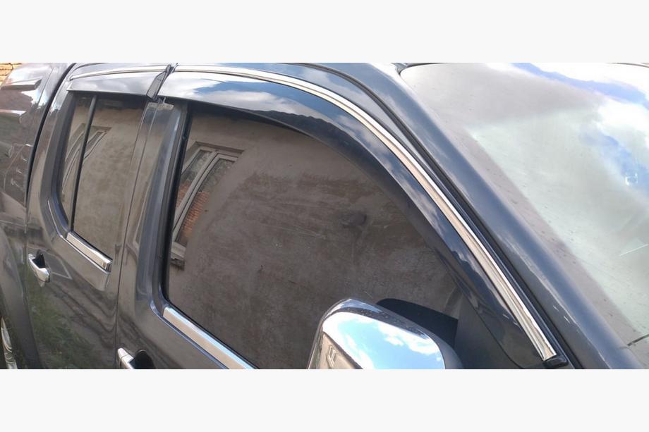 Nissan Navara 2006–2015 Logu vēja deflektori ar hromētu moldingu (4 gab., Sunplex Chrome) Image