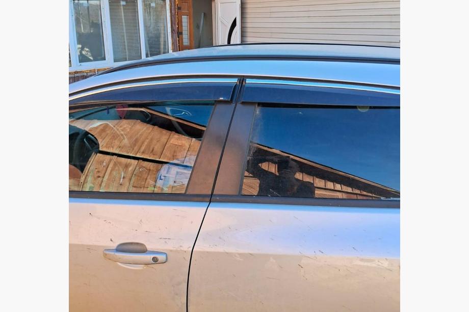 Opel Astra J 2009–2015 Logu vēja deflektori ar hromētu līsti un svītru HB/SD (4 gab., Sunplex Chrome) Image
