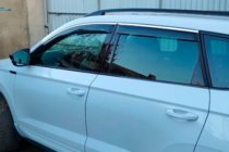 Skoda Karoq 2018– Logu vēja deflektori ar hromētu moldinglīsti (4 gab., HIC) foto 2