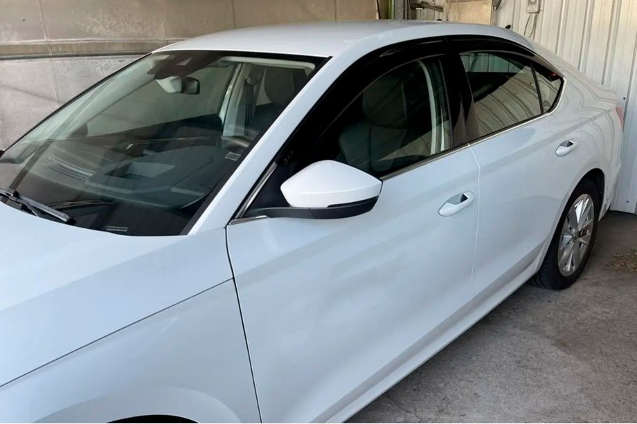 Skoda Octavia IV A8 2020– Logu vēja deflektori Liftback (4 gab., HIC) Foto 1