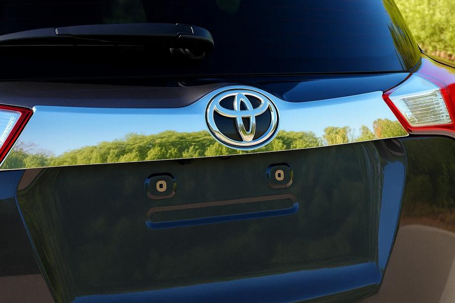 Toyota Rav 4 2013–2018 Nerūsējošā tērauda līste virs numura zīmes uz bampera Libao 2013-2016 Image