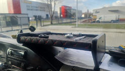 Volkswagen LT 1995–2006 Paneļa plaukts (melns ar sarkanu šuvumu) foto 1