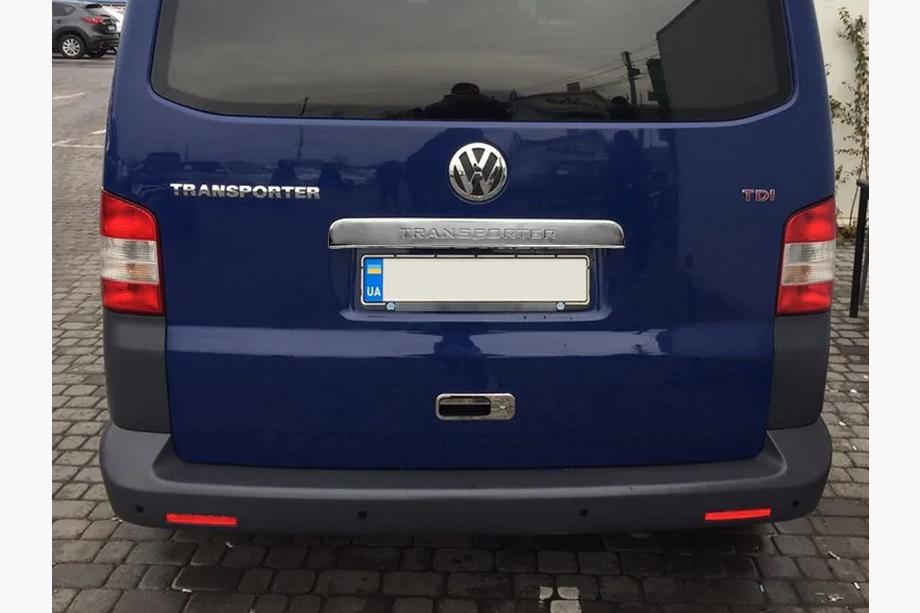 Volkswagen T5 Transporter 2003–2010 Līste virs numura zīmes bagāžnieka vākam (ar uzrakstu, nerūsējošais tērauds) OmsaLine – itāļu nerūsējošais tērauds Image